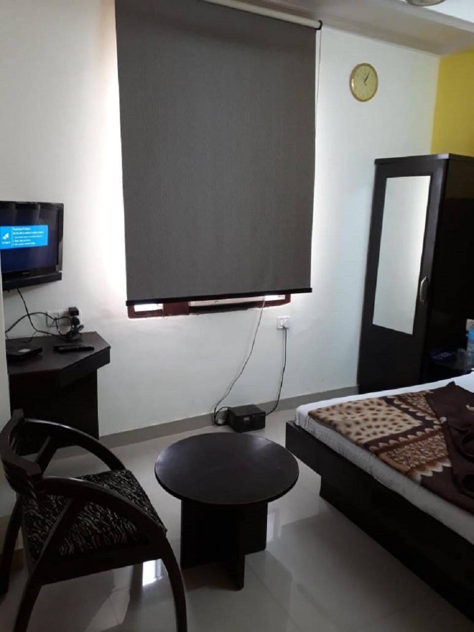 Hotel Shreeram Deluxe New Delhi Luaran gambar